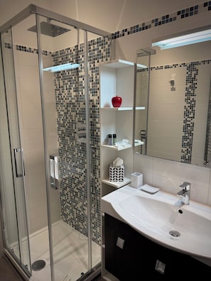 Doccia, asciugacapelli, bidet, asciugamani