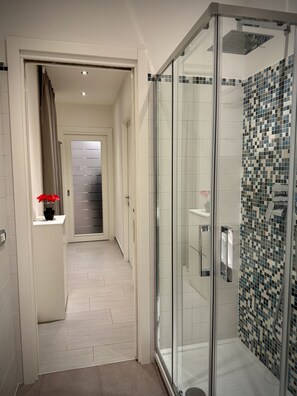 Shower, hair dryer, bidet, towels - Modern apartment in city center, 5 min. walk from rail station and  cruise port. (Civitavecchia)