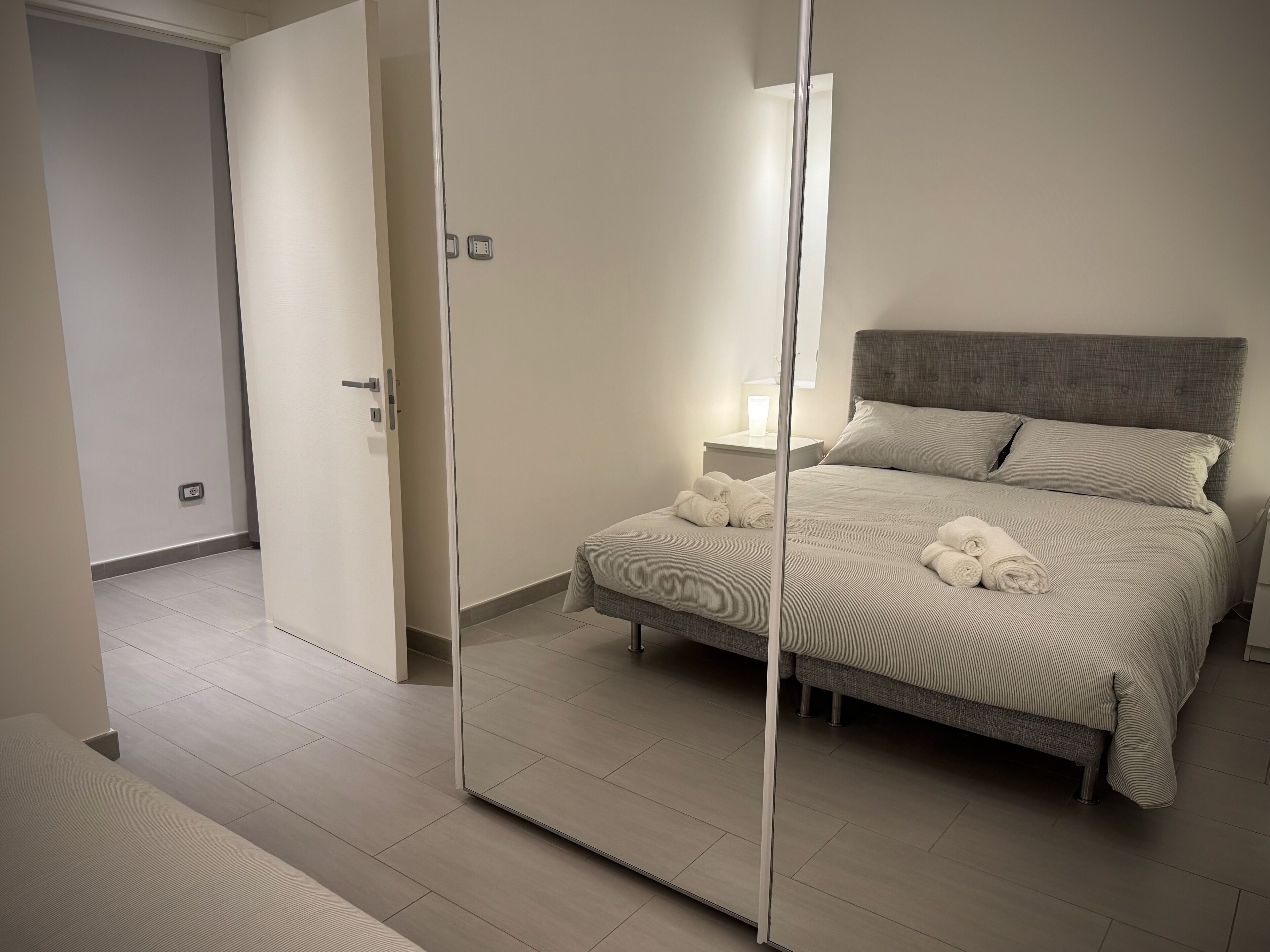 2 slaapkamers, een bureau, een strijkplank/strijkijzer, gratis wifi