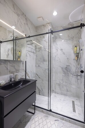 Douche, séchoir à cheveux, serviettes fournies, savon