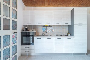 Refrigerador, horno, parrilla de estufa y cafetera y tetera 