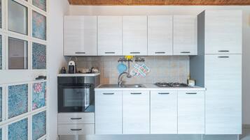 Fridge, oven, stovetop, coffee/tea maker