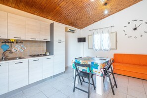 Refrigerador, horno, parrilla de estufa y cafetera y tetera 