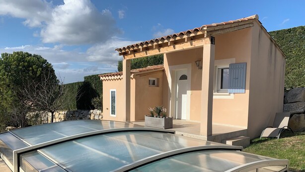 A modern villa with a swimming pool, a covered patio, and a stone wall. - Bed and breakfast at Gandja (Bédoin)