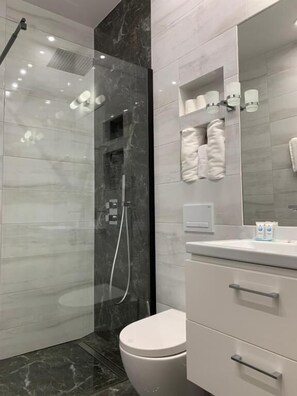 Presidential Room, City View | Bathroom | Rainfall showerhead, free toiletries, hair dryer, heated floors - Centrum Piramida (Boleslawiec)