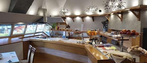 Se sirven desayunos, comidas, cenas y cocina local e internacional