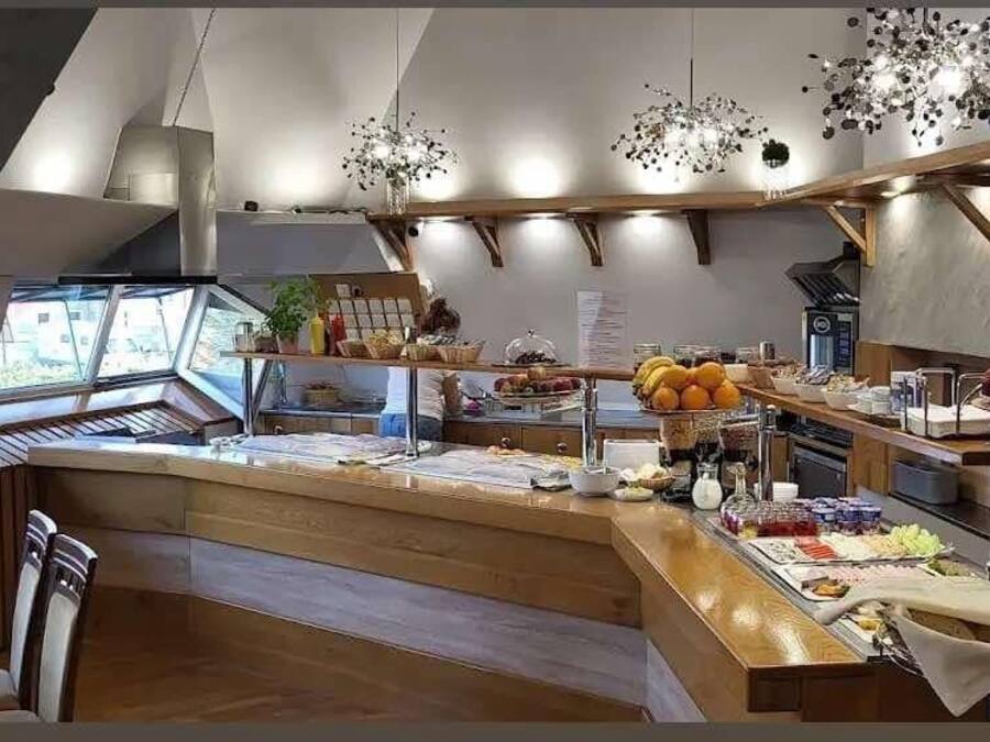 Breakfast, lunch, dinner served; local and international cuisine