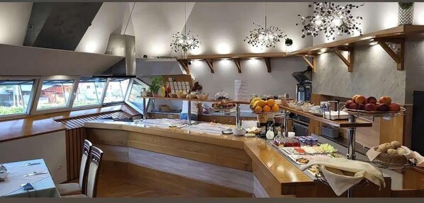 Breakfast, lunch, dinner served; local and international cuisine - Centrum Piramida (Boleslawiec)