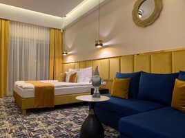 Presidential Room, City View | Minibar, in-room safe, desk, laptop workspace