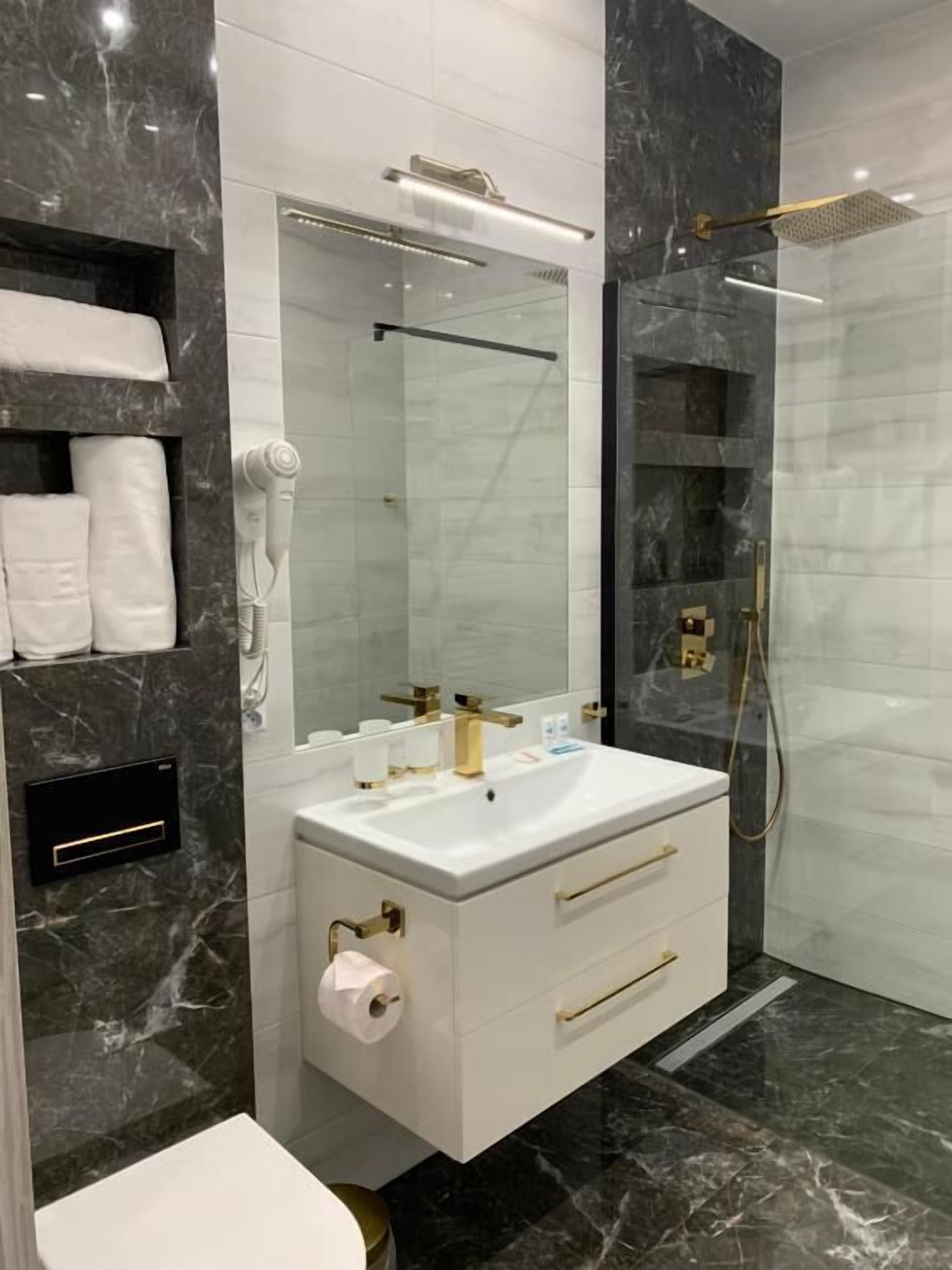 Premium Double Room | Bathroom | Rainfall showerhead, free toiletries, hair dryer, heated floors