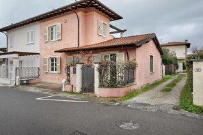 Exterior - Holiday Home 'Red In Forte Dei Marmi' with Balcony, Wi-Fi and Air Conditioning (Forte dei Marmi)