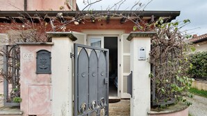A gated entrance with a door, a mailbox, and a wall-mounted electrical box. - Holiday Home 'Red In Forte Dei Marmi' with Balcony, Wi-Fi and Air Conditioning (Forte dei Marmi)