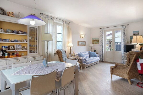 TV - Holiday Home 'Red In Forte Dei Marmi' with Balcony, Wi-Fi and Air Conditioning (Forte dei Marmi)