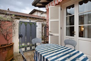 Outdoor dining - Holiday Home 'Red In Forte Dei Marmi' with Balcony, Wi-Fi and Air Conditioning (Forte dei Marmi)