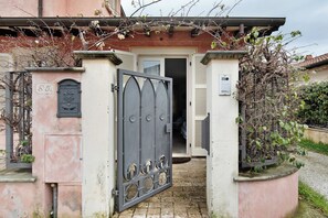 Exterior detail - Holiday Home 'Red In Forte Dei Marmi' with Balcony, Wi-Fi and Air Conditioning (Forte dei Marmi)