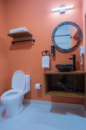 Chambre Confort | Salle de bain | Douche, sèche-cheveux, serviettes fournies, savon