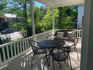 Outdoor dining - Swimming Hotspot, Family Friendly, 1 block to local shops (Waitsfield)