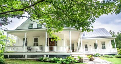 Swimming Hotspot, Family Friendly, 1 block to local shops