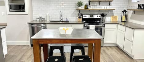Een koelkast, een magnetron, een oven, een kookplaat