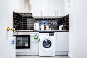 冰箱、微波炉、烤箱、炉灶