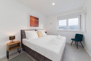 4 dormitorios, tabla de planchar con plancha, Internet y ropa de cama