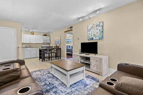 2BR / 1B Walk to Shands and UF Campus, Desk, Pool!