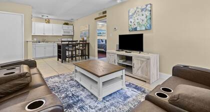 2BR / 1B Walk to Shands and UF Campus, Desk, Pool!