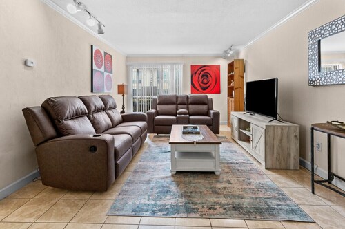 Walk to Shands/ UF - Budget 2 Bedroom Condo, Pool!