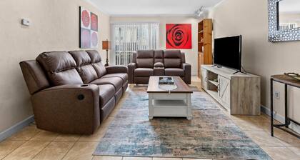 Walk to Shands/ UF - Budget 2 Bedroom Condo, Pool!