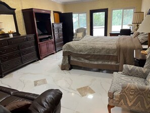6 slaapkamers, een strijkplank/strijkijzer, wifi, beddengoed