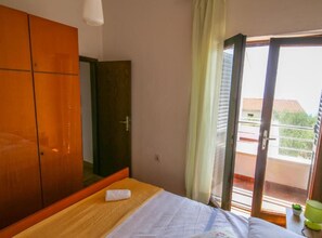 2 bedrooms, iron/ironing board, internet, bed sheets