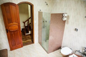 Deluxe Suite, Garden View | Bathroom | Shower, hair dryer, towels, soap - Sana By MN Hotéis (Macaé)