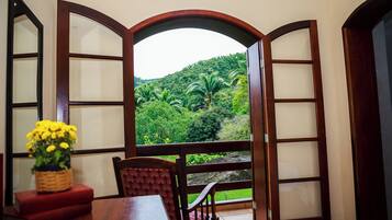 Suíte família, vista para o jardim | 1 quarto, escrivaninha, Wi-Fi de cortesia