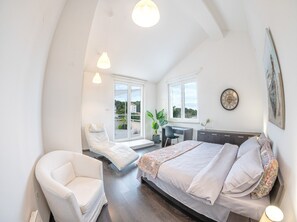 3 bedrooms, iron/ironing board, Internet, bed sheets