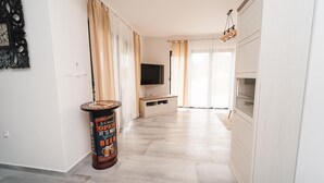 Eine moderne Küche mit weißen Schränken, einer Holz Arbeitsplatte und einem eingebauten Ofen.