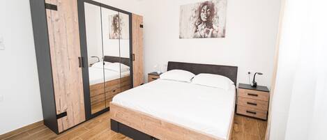 4 slaapkamers, een strijkplank/strijkijzer, internet, beddengoed