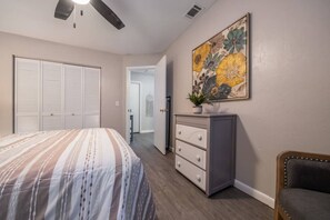 2 habitaciones, tabla de planchar con plancha, wifi y ropa de cama 