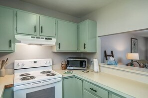 Kühlschrank, Mikrowelle, Herdplatte, Geschirrspüler