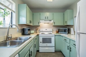 Fridge, microwave, stovetop, dishwasher