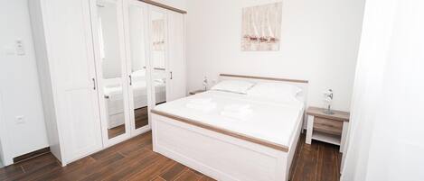 4 habitaciones, tabla de planchar con plancha, internet y ropa de cama