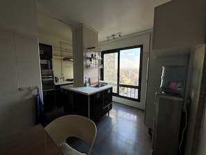 Fridge, microwave, oven, stovetop - Cozy 2-bedroom apartment in marvelous Maadi,Governorate with WiFi, AC (Cairo Governorate)