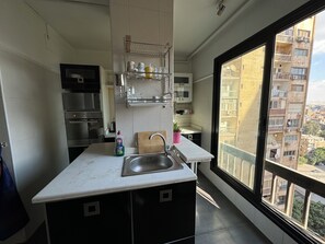 Frigorífico, microondas, horno y placa de cocina