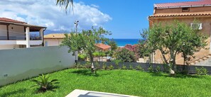A residential area with a view of the sea, green lawns, and a fence. - Vacation house with garden within walking distance from the sea (Alcamo)