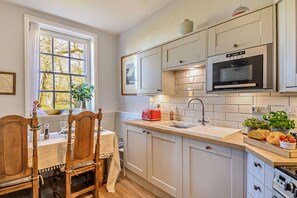 Fridge, oven, dishwasher, cookware/dishes/utensils