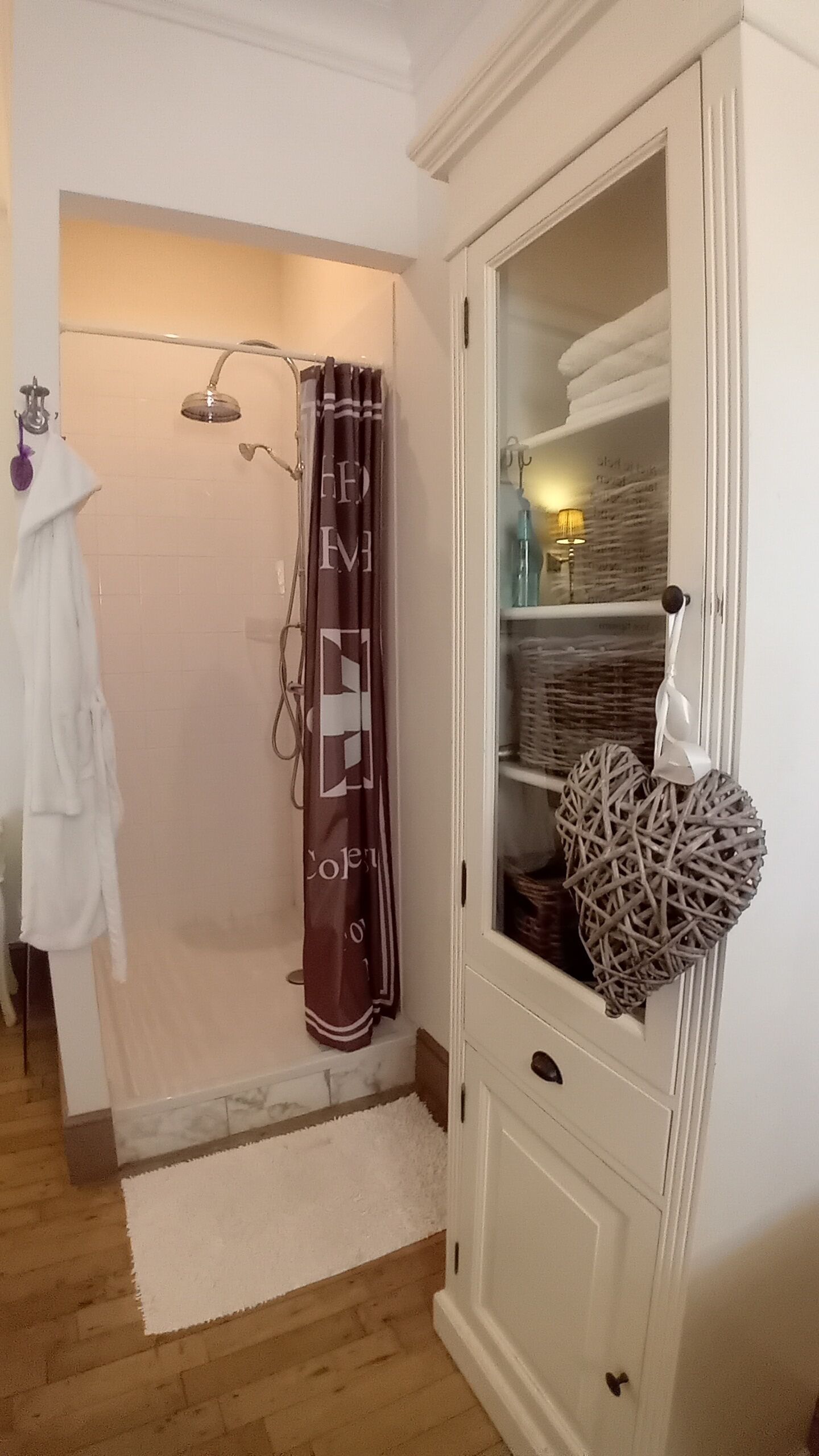 Habitación triple superior, vistas al jardín | Baño | Toallas, jabón, champú y papel higiénico