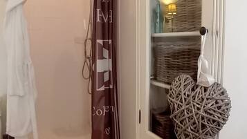 Superior Triple Room, Garden View | Bathroom | Towels, soap, shampoo, toilet paper