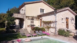 A stone house with a swimming pool, outdoor seating, and a garden. - Villa Montagnes (Valgorge)