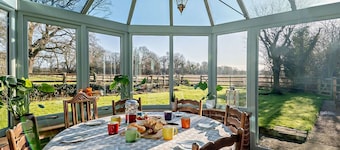 The Garden Cottage - Six Bedroom House, Sleeps 12