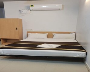 Desk, free WiFi - HOTEL I PLAZA (Madurai)
