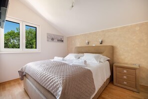 3 bedrooms, iron/ironing board, WiFi, bed sheets - Villa Viktoria with  private swimming pool (Donji Muc)